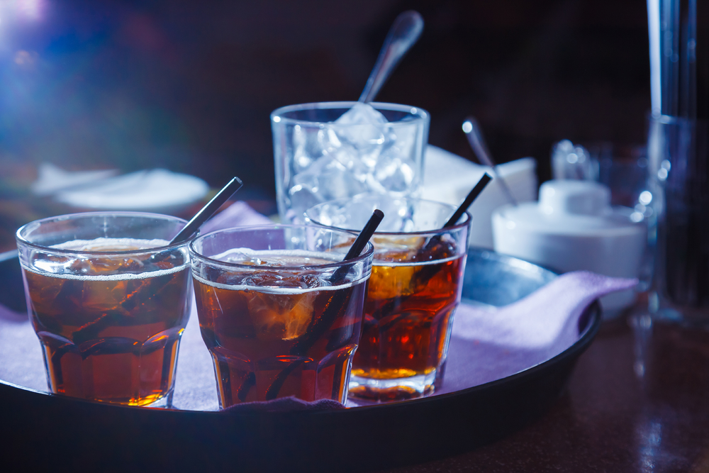酒吧必备 经典与创新的酒精鸡尾酒饮品指南